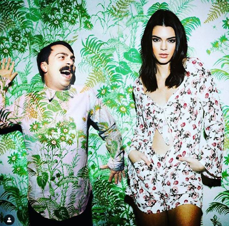 Ten mężczyzna to “bliźniak” Kendall Jenner. Jest na każdym jej zdjęciu!