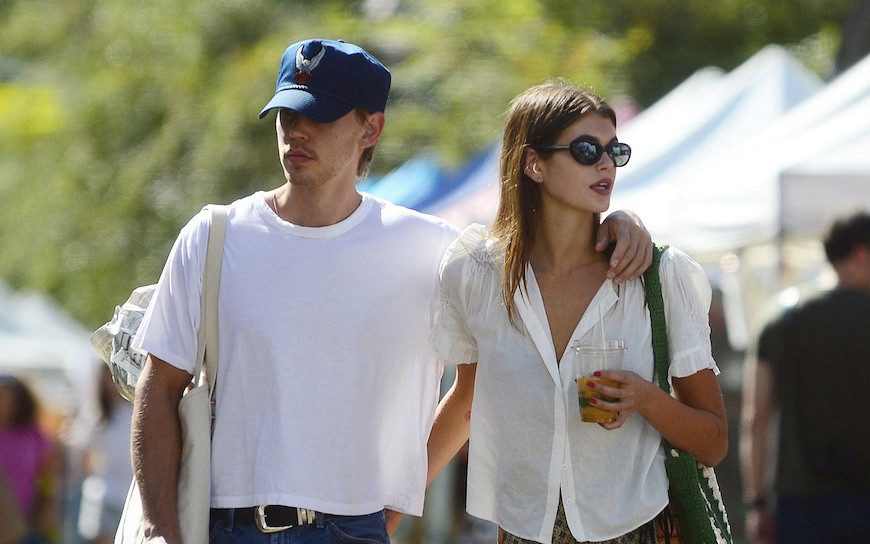 Austin Butler i Kaia Gerber sfotografowani na spacerze z pieskiem, “Uroczo, noszą te same buty”