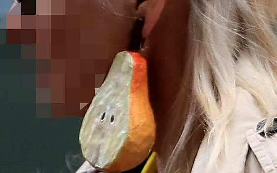 Kolczyki w kształcie wielkich gruszek – tylko ona mogła wybrać coś takiego