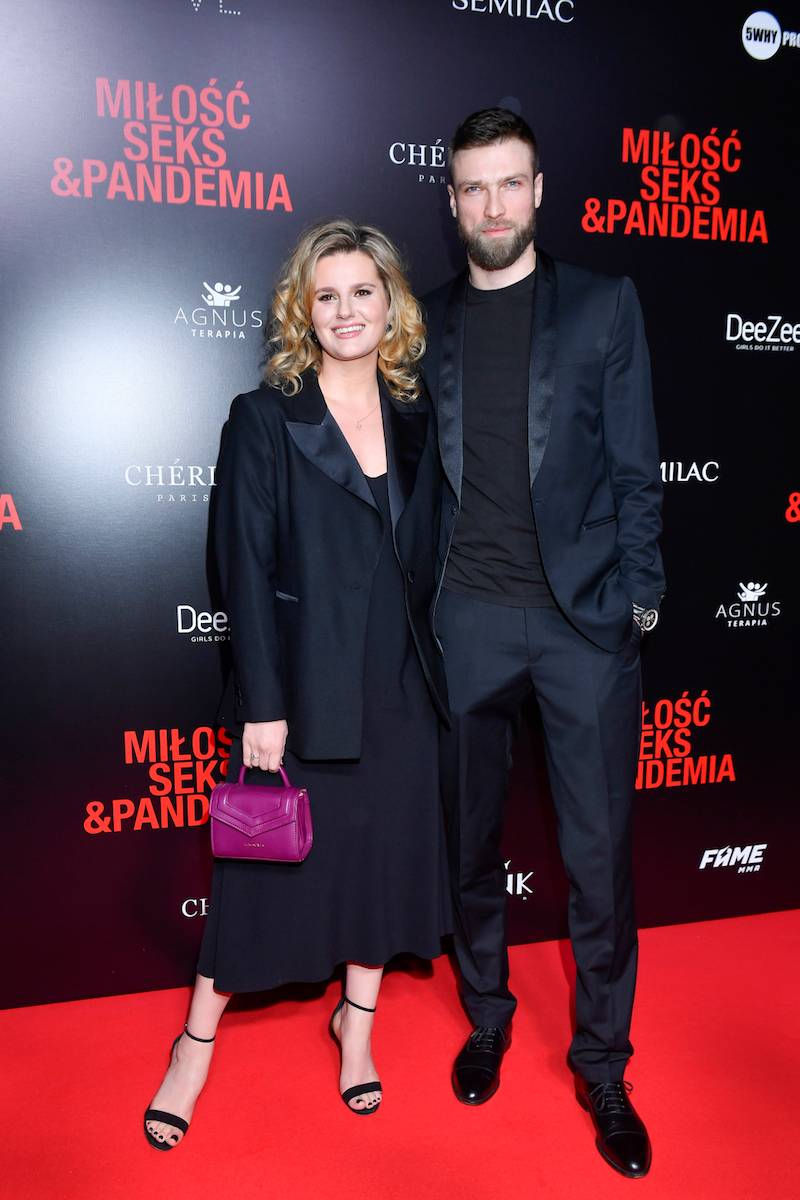 Premiera filmu “Miłość, seks & pandemia”. Anna Mucha z partnerem, Małgorzata Rozenek z Radkiem
