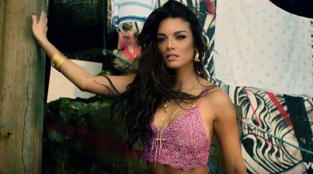 Na pewno kojarzysz dziewczynę z teledysku Despacito. Zobacz, jak wyglądała kiedyś!