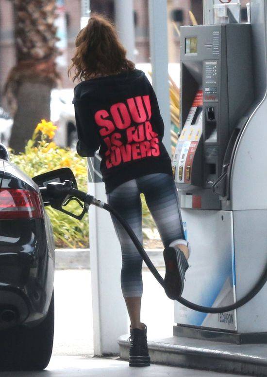 Vanessa Hudgens na stacji benzynowej