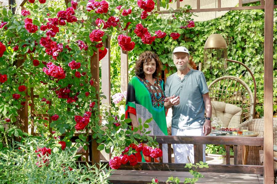 Katarzyna Grochola i Stanisław Bartosik pokazali bajeczny ogród w Milanówku! Rzeźby, fontanna i piękne kwiaty (FOTO)