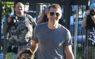 Oliver Martinez spędza czas z przybraną córką (FOTO)