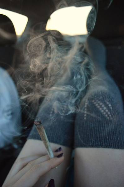 Co naprawdę palą i wciągają aktorzy w filmach?