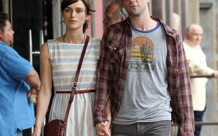 Keira Knightley za rączkę z Adamem Levinem (FOTO)