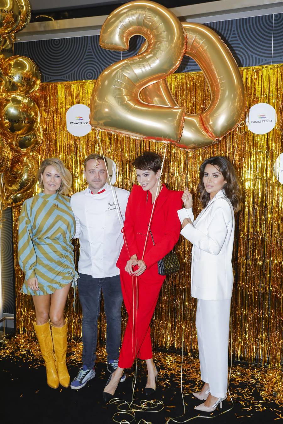 Celebrytki chałturzą na 20 urodzinach TESCO. UPS! SIWIEC i GARDIAS ubrane tak samo