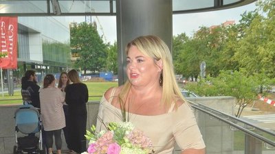 Katarzyna Niezgoda szczuplejsza, w nowej fryzurze i kobiecej stylizacji