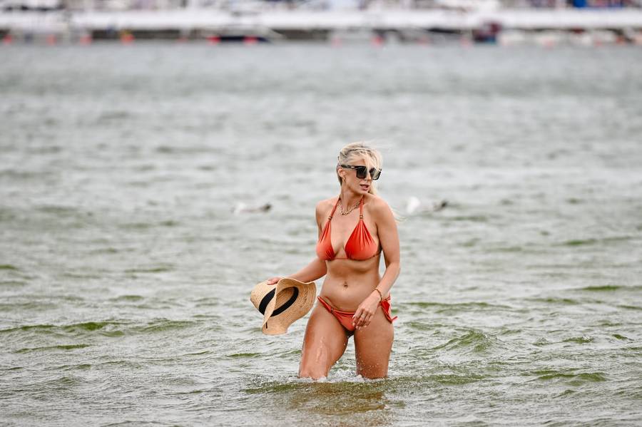 Sylwia Gliwa pręży ciało na plaży w Sopocie! 47-letnia aktorka ma figurę jak nastolatka (FOTO)