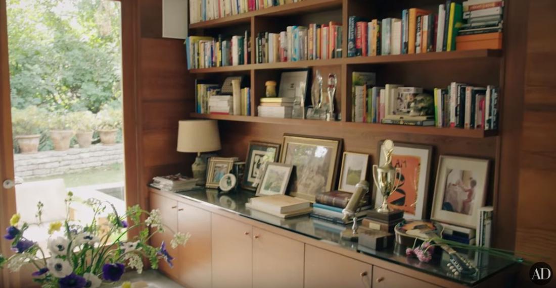 Dom Dakoty Johnson, aktorka pokazała sporą biblioteczkę. 