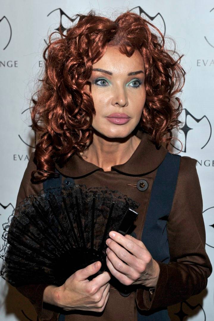 55-letnia Ewa Minge i jej liczne fryzury na przestrzeni lat. Uwielbia eksperymentować!