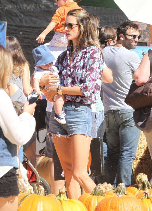 Alessandra Ambrosio na targu z dyniami