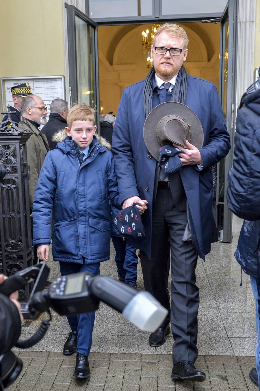 Pogrzeb Jerzego Gruzy – reżysera “Czterdziestolatka”. Banasiuk z ojcem, Olejnik z partnerem, Olbrychski z żoną