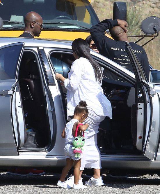 Jak ona mogła TO zrobić swojej pupie? Kim Kardashian przed i po powiększeniu pośladków