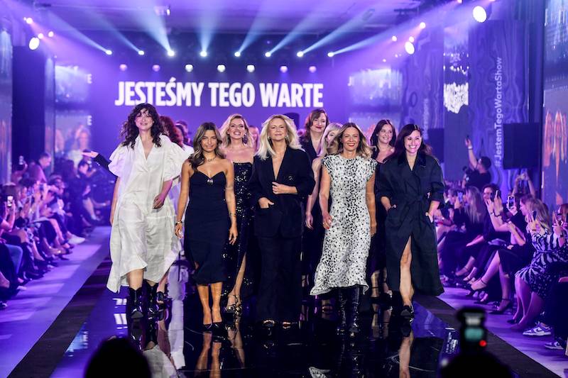 Julia Wieniawa w baśniowej kreacji na wybiegu! Później zaskoczyła publiczność występem (WIDEO)