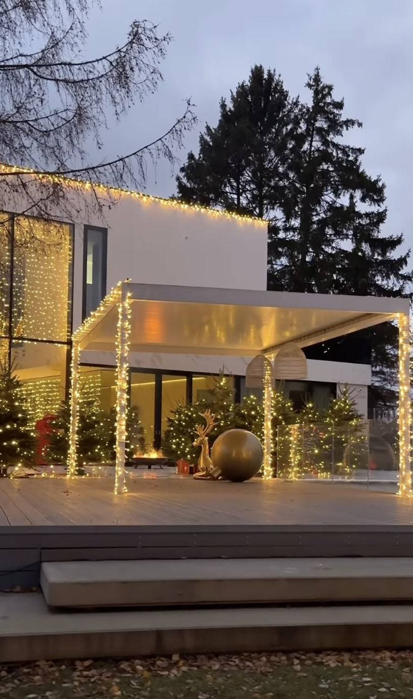 Klaudia Halejcio zmieniła swoją willę w wioskę ŚWIĘTEGO MIKOŁAJA! Drzewa oplecione lampkami, dziesiątki choinek i setki ozdób (FOTO)