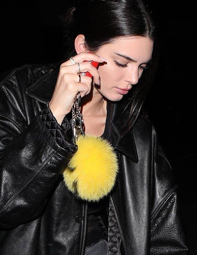 Kendall Jenner w KOSZMARNEJ stylówce na kolacji ze znajomymi (ZDJĘCIA)