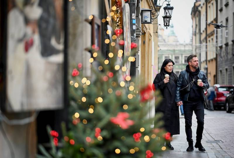 Misha Kostrzewski wybrał się z ukochaną na jarmark. Nie brakowało buziaczków