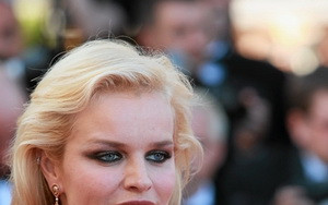 Eva Herzigova ponownie pokazuje brzuszek (FOTO)