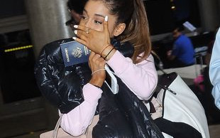 Dlaczego Ariana Grande zasłania twarz przed paparazzi?