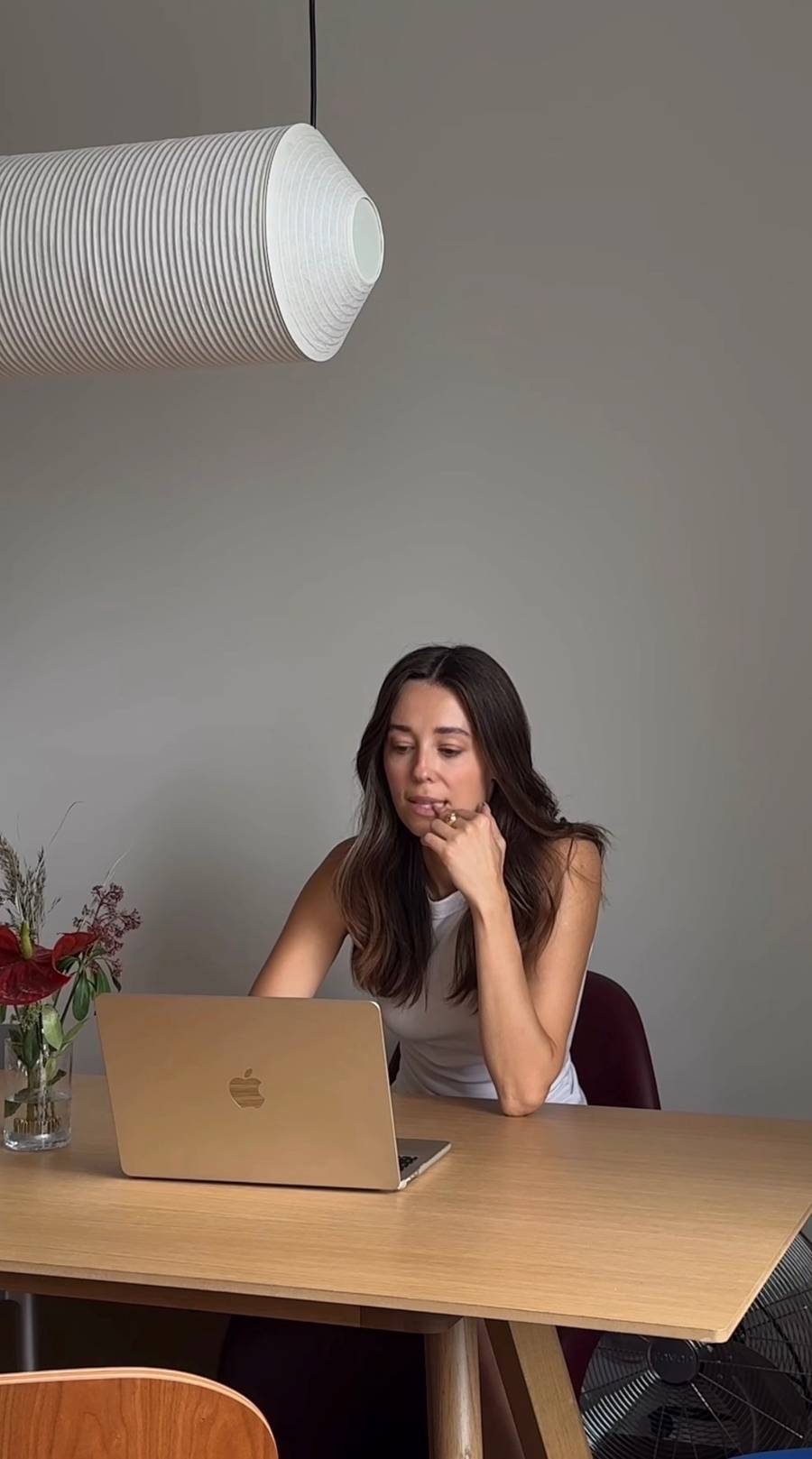 Mieszkanie Izabelli Krzan tonie w luksusach. Drewno i designerskie dodatki