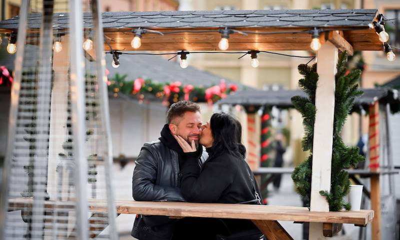 Misha Kostrzewski wybrał się z ukochaną na jarmark. Nie brakowało buziaczków