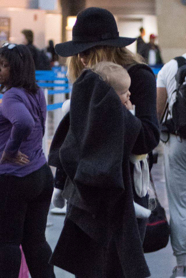 Blake Lively z córeczkami Jamese i Ines lotnisku (ZDJĘCIA)