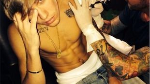 Kto zafundował sobie orła na ramieniu? (FOTO)