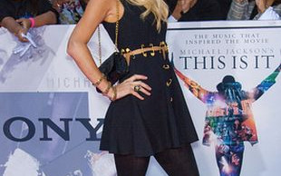 Paris Hilton pospinana agrafkami (FOTO)