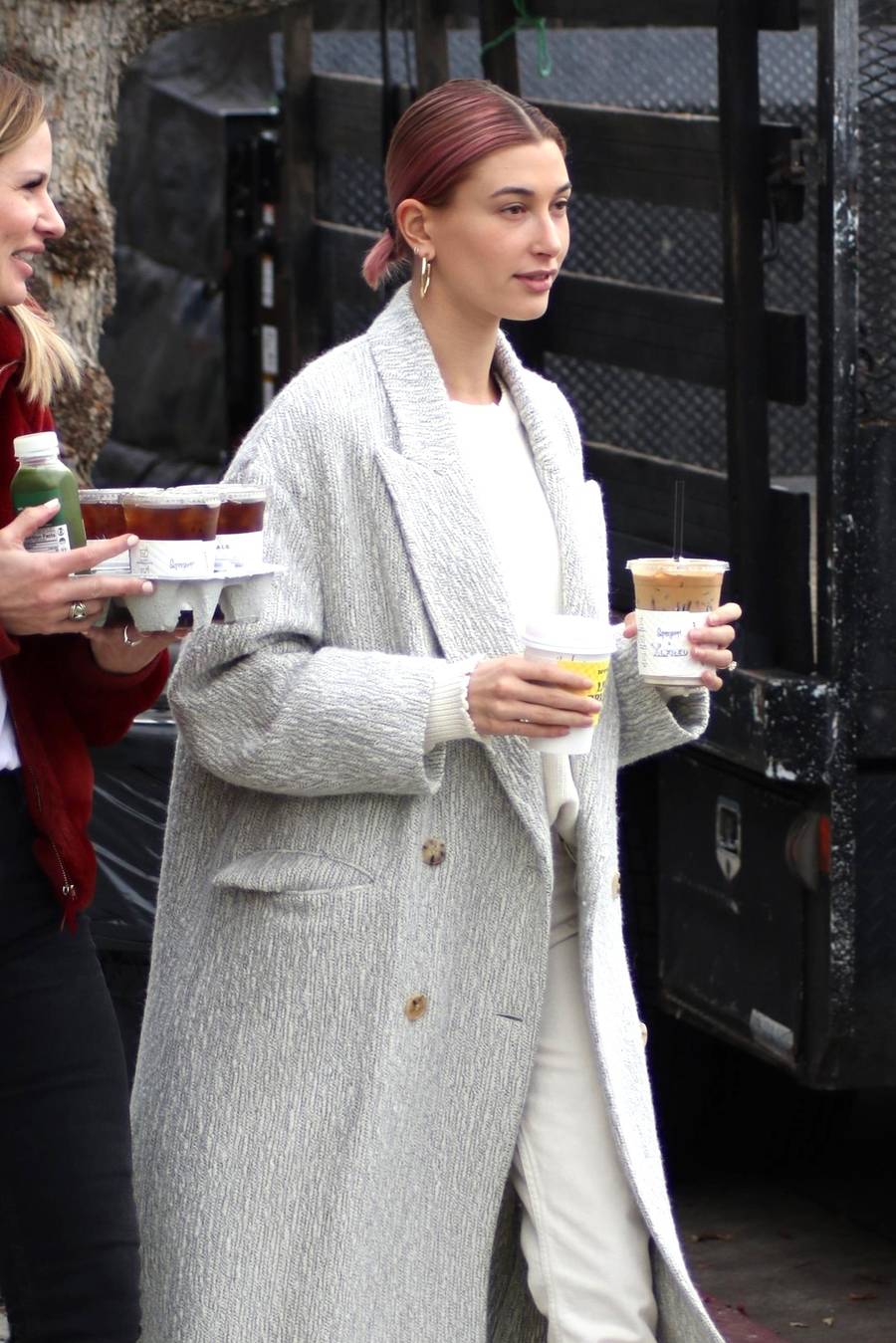 Hailey Bieber w różowych włosach zaskoczyła nietypową stylizacją