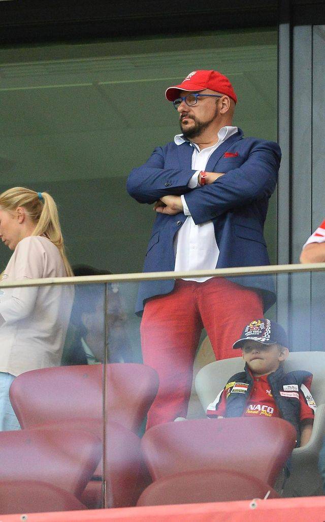 Anna Lewandowska i inni kibicują podczas meczu Polska-Rumunia