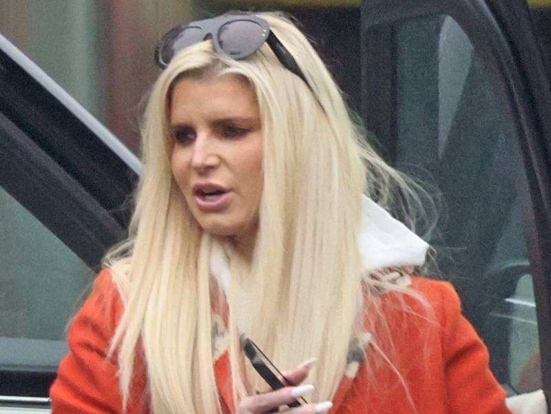 Tak dziś wygląda Jessica Simpson. Wybrała się z dziećmi do kina