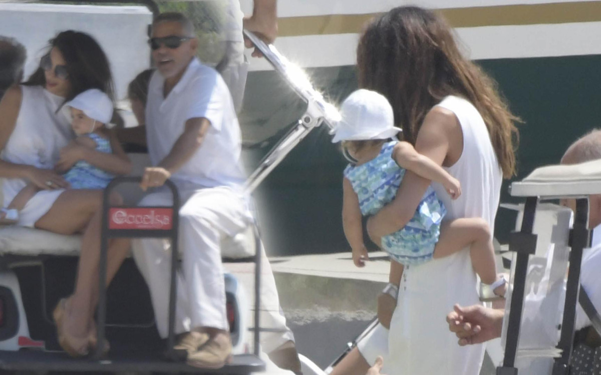 Clooneyowie z dziećmi wylatują z Włoch po pechowych wakacjach George’a (ZDJĘCIA)