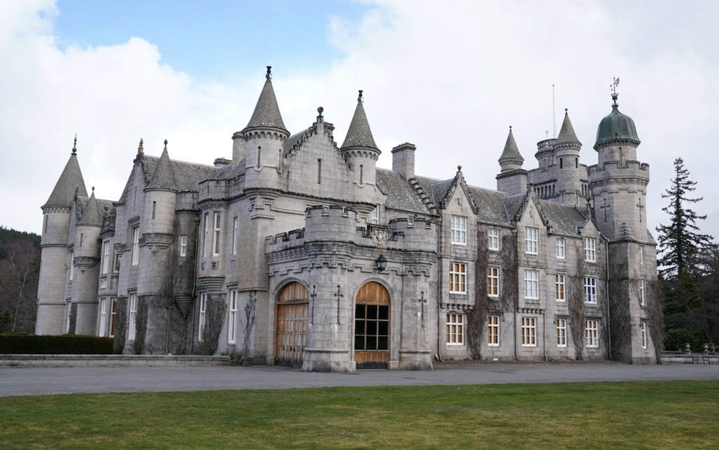 Król Karol zaskoczył wszystkich otwierając drzwi ukochanego zamku królowej Elżbiety dla zwiedzających