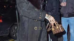 Założyła zimowy płaszcz i letnie buty (FOTO)