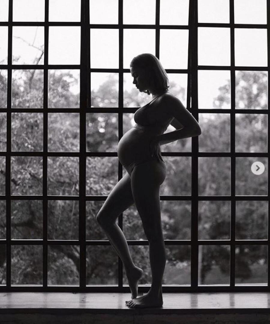 Maffashion zaręczyła się z Sebastianem Fabijańskim. Maffashion zdradziła, że zaręczyła się z Sebastianem Fabijańskim.