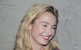 Synowie Joanny Brodzik przymierzają sukienki