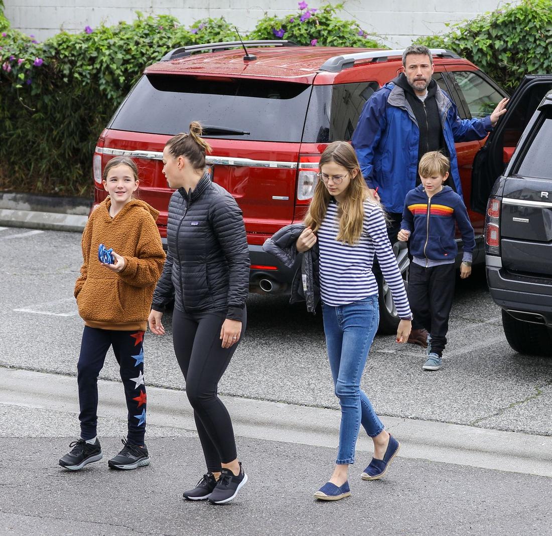 Ben Affleck spędza weekend z dziećmi - córkami Violet i Seraphiną oraz synem Samuelem