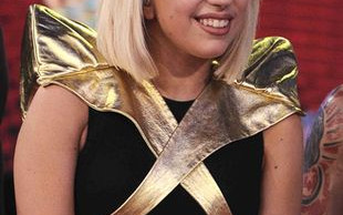 Dlaczego Lady Gaga nosi blond peruki?