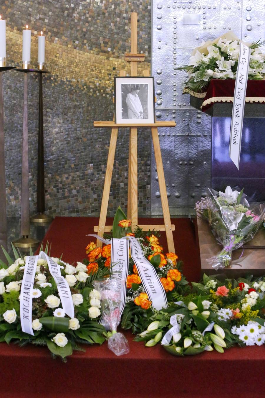 Przyjaciele pożegnali dzisiaj Magdalenę Cwen-Hanuszkiewicz: Beata Kawka, Daniel Olbrychski z żoną…