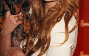 Z czego tak radośnie śmieje się Mischa Barton? (FOTO)