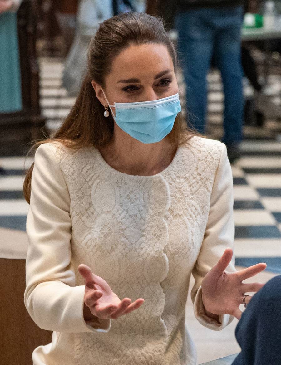 Kate Middleton w centrum szczepień. Jej płaszcz wyglądał jak OBRUS