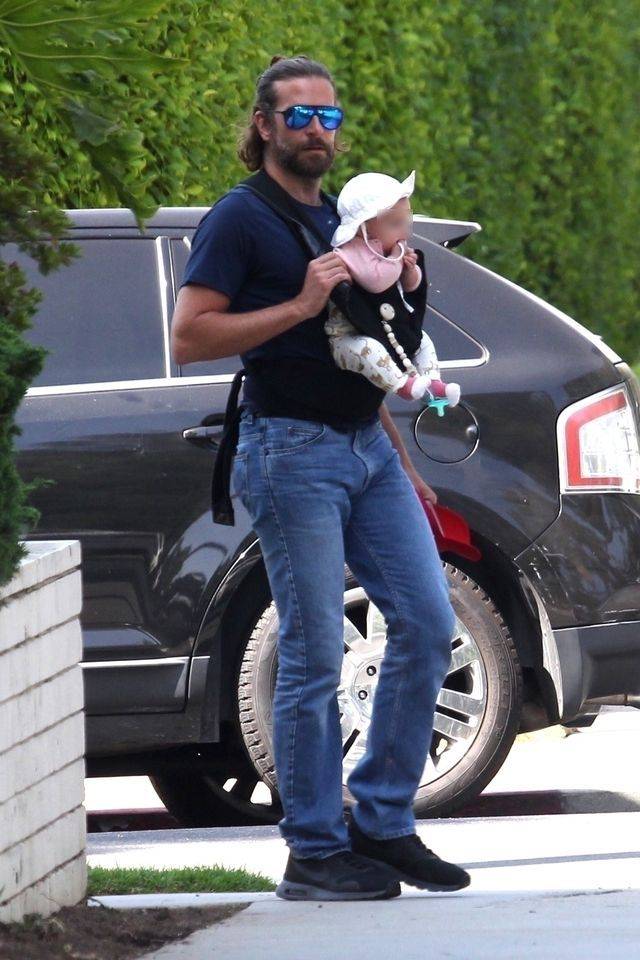 Bradley Cooper i Irina Shayk na spacerze z płaczącą córeczką