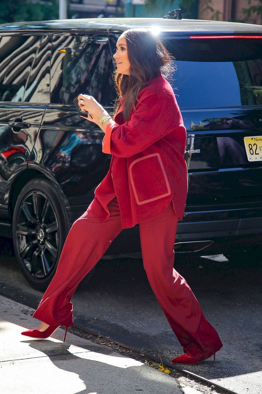 Meghan Markle w czerwonym total looku – na takie stroje nie mogła sobie pozwolić jako księżna (ZDJĘCIA)