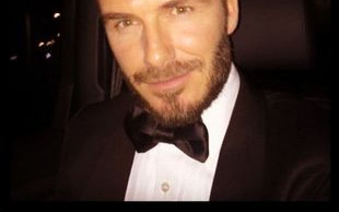 Mała Harper Beckham robi kucyki tatusiowi (FB)