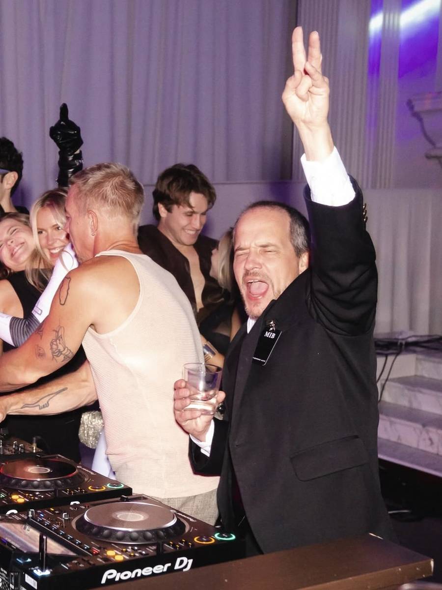 Sydney Sweeney z przytupem świętuje 28. urodziny! Gwiazdorska obsada, tłumy gości i kosmiczne kostiumy