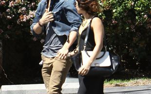 Niezadowolona Vanessa Hudgens z chłopakiem na randce (FOTO)