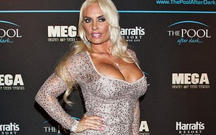 Coco zapomniała ogolić nogi (FOTO)