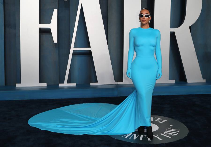 Kim Kardashian na oscarowym afterparty z Vanity Fair – Tym razem to nie CZERŃ