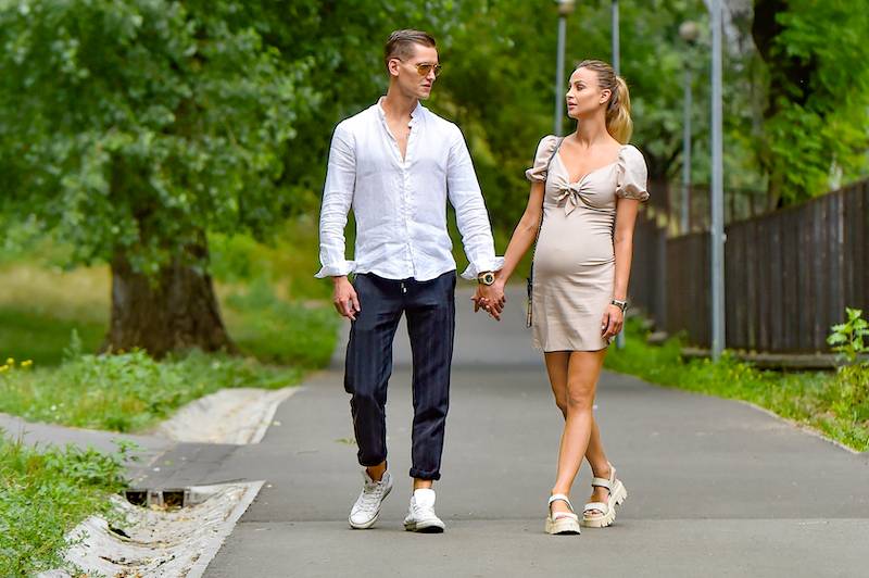 Ciężarna Hanna Żudziewicz i Jacek Jaschke spacerują po parku (ZDJĘCIA)